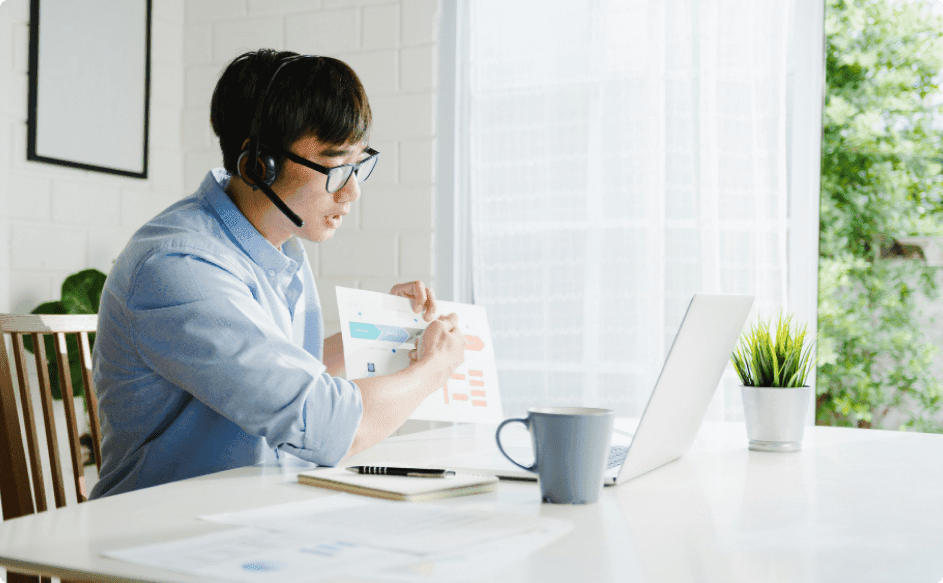 young employee happy using Kudoboard Alternative