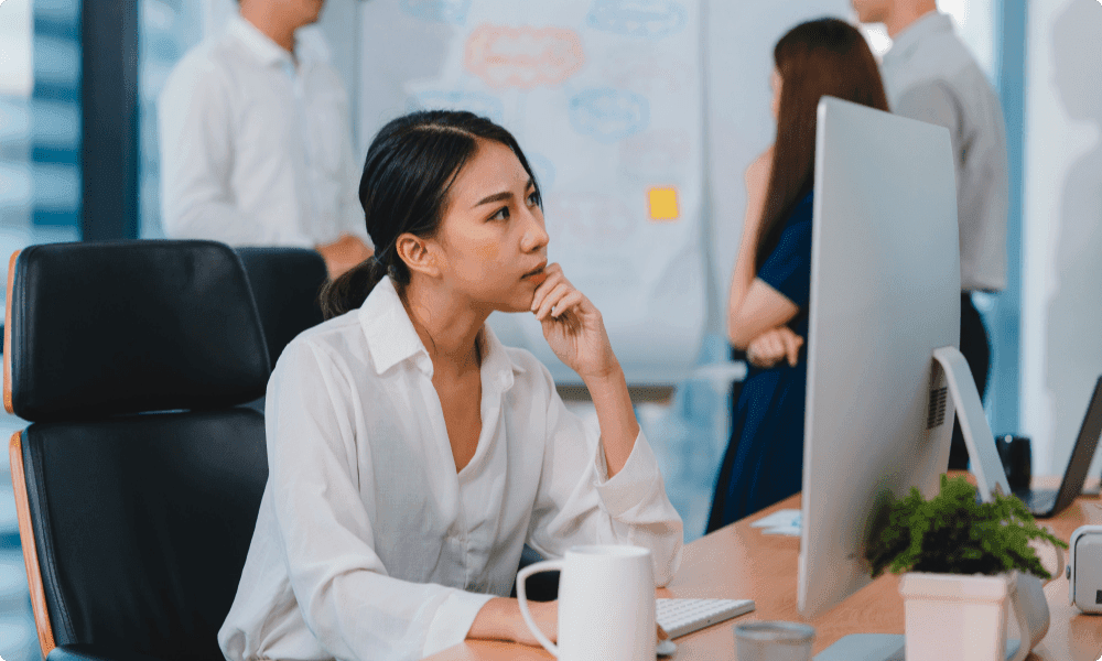 woman working on computer - employee engagement score